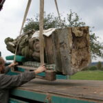 nakládání sochy k transportu