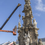 osazování kopií na morový sloup v Poličce