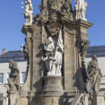 kopie v přírodním kameni na sloupu v Poličce