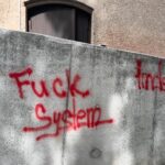 graffiti na pohledovém betonu