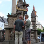 průběh kompletní demontáže mariánského sloupu