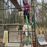 ruční osazování sochy na podstavec