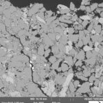 zkoumání hornin v elektronovém mikroskopu