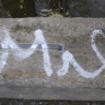 graffiti na parapetu kašny